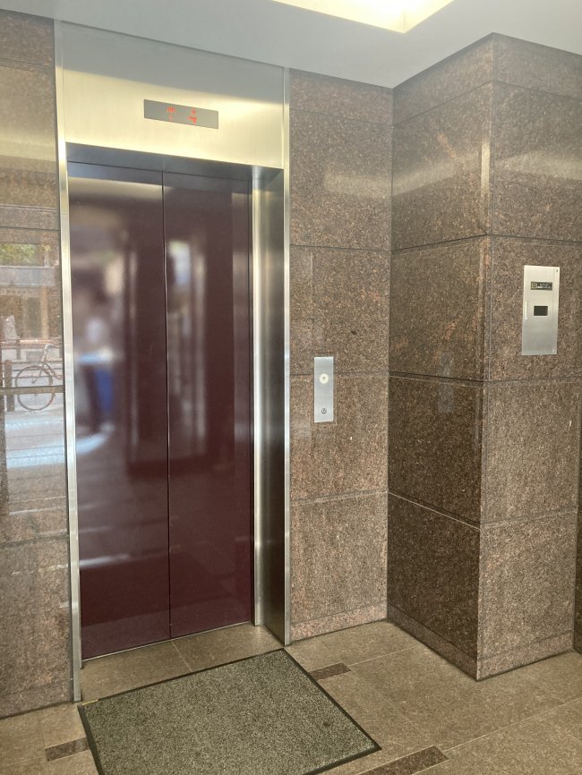 HATビル-エレベーター