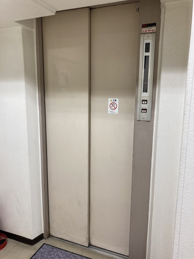岡田ビル-エレベーター