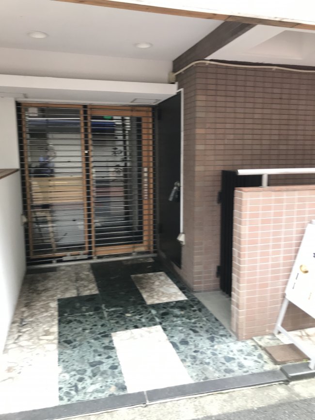 張ビル-エントランス