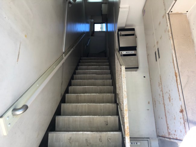 コアクツビル-階段