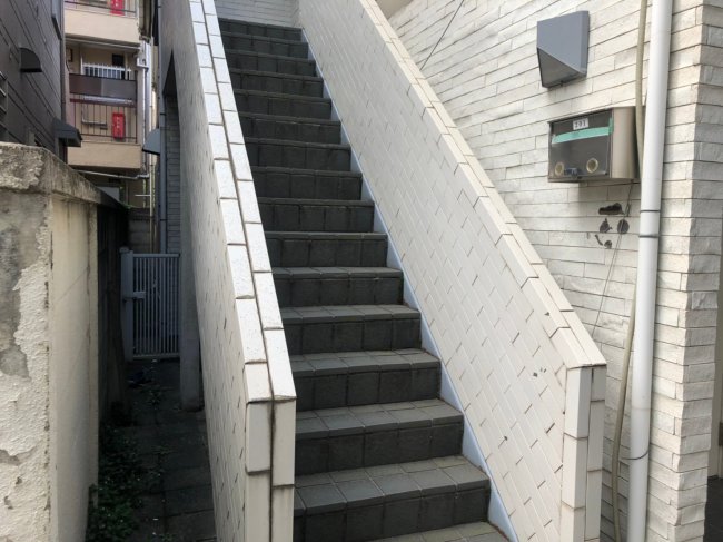 メゾンサーチビル-階段