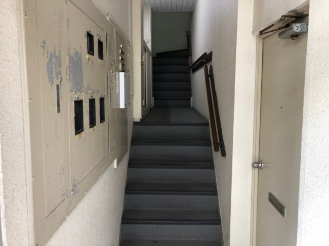 ミツワビル-階段
