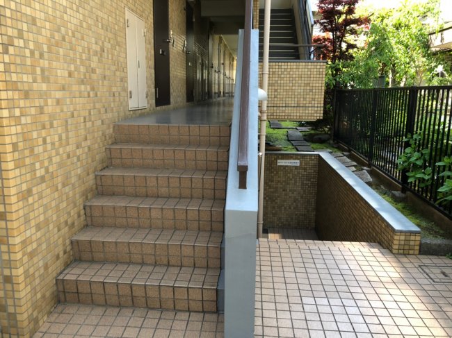 小塚ハイツビル-階段