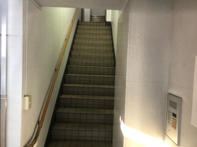 ビューロ西早稲田ビル-階段