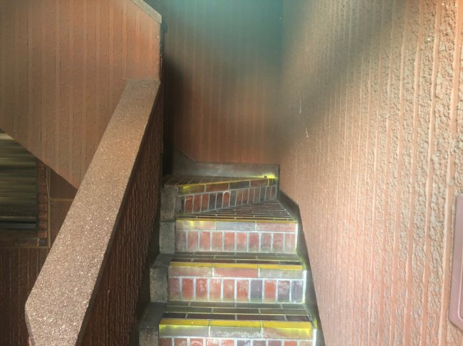 西早稲田ビル-階段