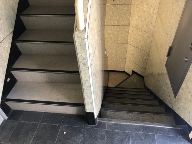 ロリエ四谷ビル-階段