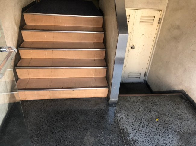 山本ビル-階段