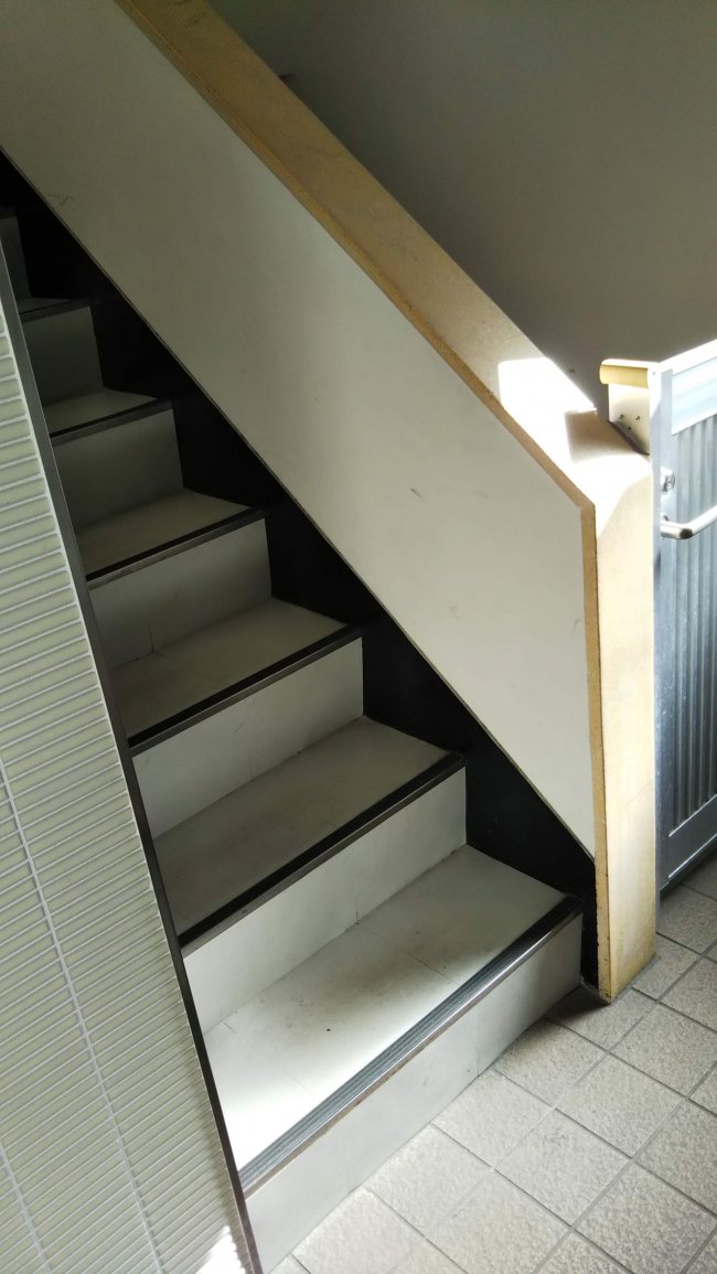 関ビル-階段