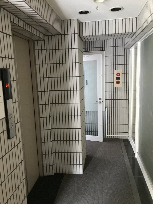上高田ロイヤルビル-エレベーター