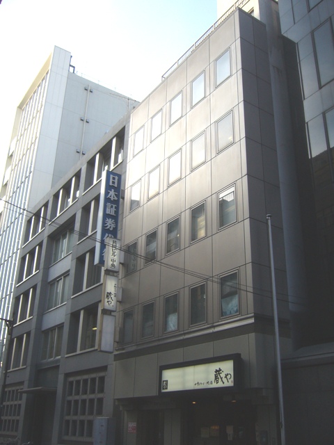 共同ビル（中央）