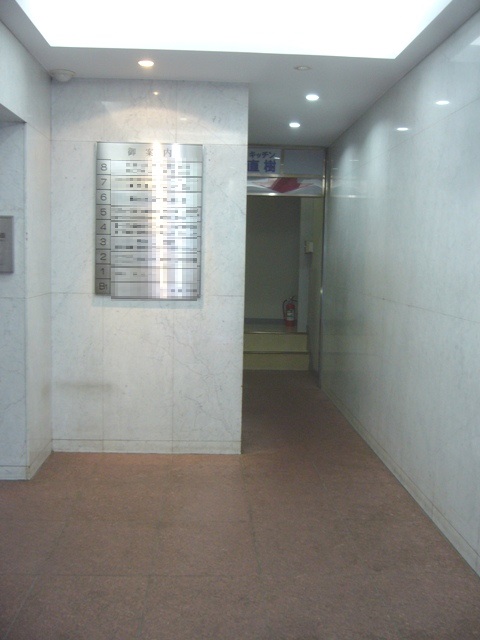 共同ビル（中央）